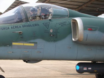 Volando en los nuevos caza-bombarderos A-1M de la FAB 4