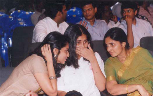 சாலினி அஜித்குமார் புகைப்படம்.. Shalini_and_shamili_with_mother