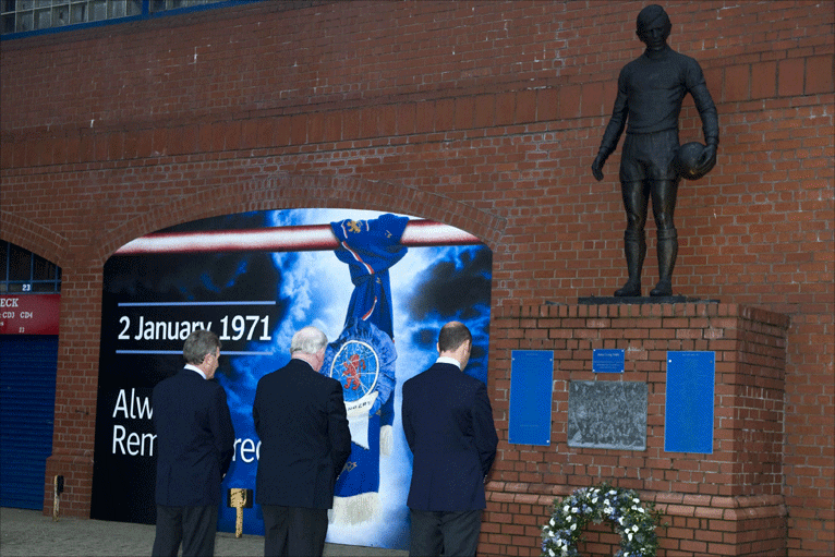 Rangers - Celtic 02.01.2011 RANGERS_50639559_wreath_ceremony