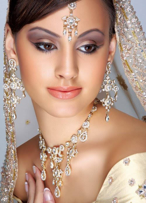 اكسسورات وميك اب هندى غاية فى الرقه والجمال Indian-Bridal-with-Makeup-and-heavy-Jewelry-31