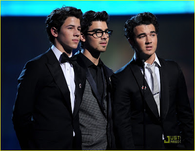 Los sueños se cumplen... y tu eras el mio (joe y tu...romantica) - Página 2 Jonas-brothers-2010-grammys-07