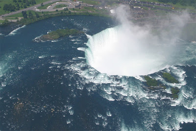 கனடாவிலிருந்து நயாகரா நீர்வீழ்ச்சி. Niagara-falls-aerial