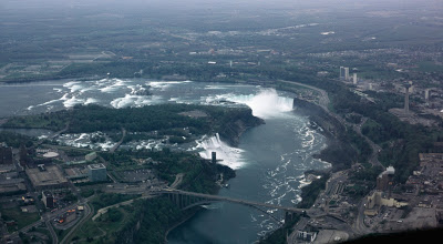 கனடாவிலிருந்து நயாகரா நீர்வீழ்ச்சி. Niagara_Falls_aerial_view