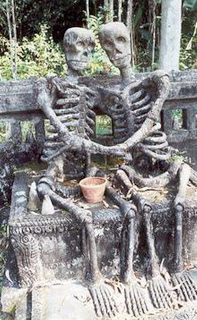 உலக காதலர்களில் முதலிடம் பிடித்தவர்கள் Skeletons_in_love_6