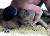 Derriba a tu Gigante Foreskin-press-shiv-sena-wrestling-kusti-mud-fight-men-1