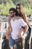 Nina Dobrev with her boyfriend Austin Stowell in Saint-Tropez (July 24) 3QbByUXY