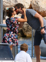 Nina Dobrev and Asustin Stowell enjoy the ocean off the cost the French Riviera (July 26) D8JYCdWQ