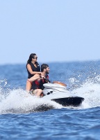 Nina Dobrev with her boyfriend Austin Stowell in Saint-Tropez (July 24) M7OFvHO1