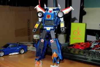 [Masterpiece] MP-25 Tracks/Le Sillage (bleu) ― MP-25L LoudPedal/Tapageur (noir) ― MP-26 Road Rage/Rageuse (rouge) - Page 3 RkQcE5iw