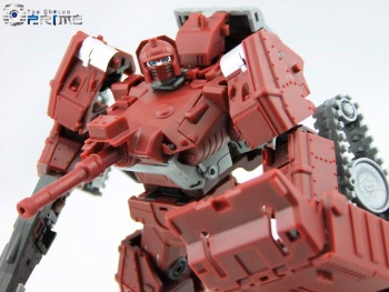 [Masterpiece Tiers] BADCUBE OTS-04 WARDOG aka WARPATH - Sortie Mai 2015 - Page 3 SelVHioL