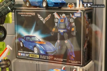 [Masterpiece] MP-25 Tracks/Le Sillage (bleu) ― MP-25L LoudPedal/Tapageur (noir) ― MP-26 Road Rage/Rageuse (rouge) - Page 3 UzWd0OYi