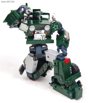 [Masterpiece Tiers] MAKETOYS MTRM-02Y GUNDOG aka HOUND - Sortie Octobre 2015 - Page 3 HRItXGNe