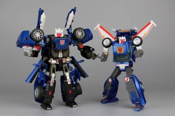 [Masterpiece] MP-25 Tracks/Le Sillage (bleu) ― MP-25L LoudPedal/Tapageur (noir) ― MP-26 Road Rage/Rageuse (rouge) - Page 3 KhHHif9J