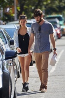 Nina Dobrev and Austin Stowell in NYC (August 13) RMq1lEcJ