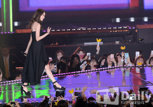 [PIC][07-11-2015]YoonA tham dự "2015 MelOn MUSIC AWARDS" + Giành “Top10ArtistsMMA2015” vào tối nay Tumblr_nxgdhqBDdz1sewbc1o1_500