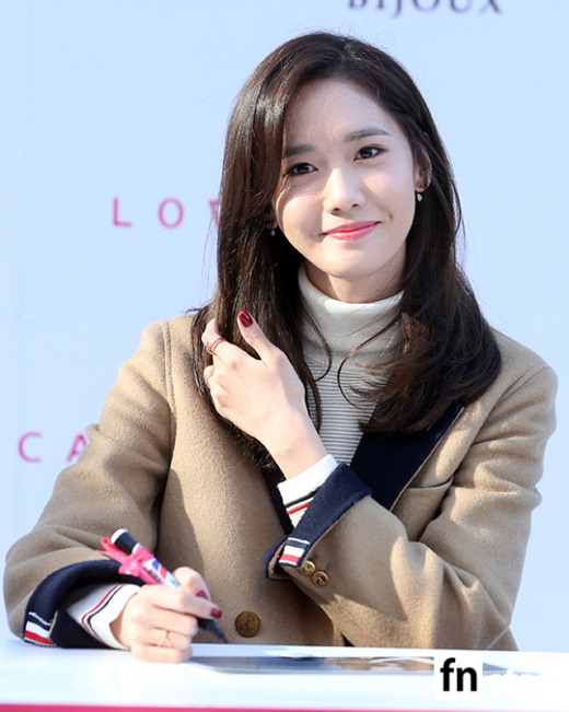 [PIC][24-10-2015]YoonA tham dự buổi fansign cho thương hiệu "LOVCAT" vào chiều nay Tumblr_nwpomph4Pd1sewbc1o2_540