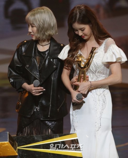 [PIC][20-01-2016]Hình ảnh mới nhất từ đêm Trao giải "2016 Golden Disk Awards" của TaeYeon và MC SeoHyun Tumblr_o19a2kdnwW1sewbc1o1_500