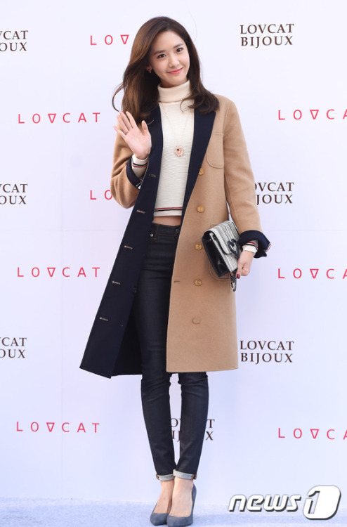 [PIC][24-10-2015]YoonA tham dự buổi fansign cho thương hiệu "LOVCAT" vào chiều nay Tumblr_nwpt89krYu1sewbc1o1_500