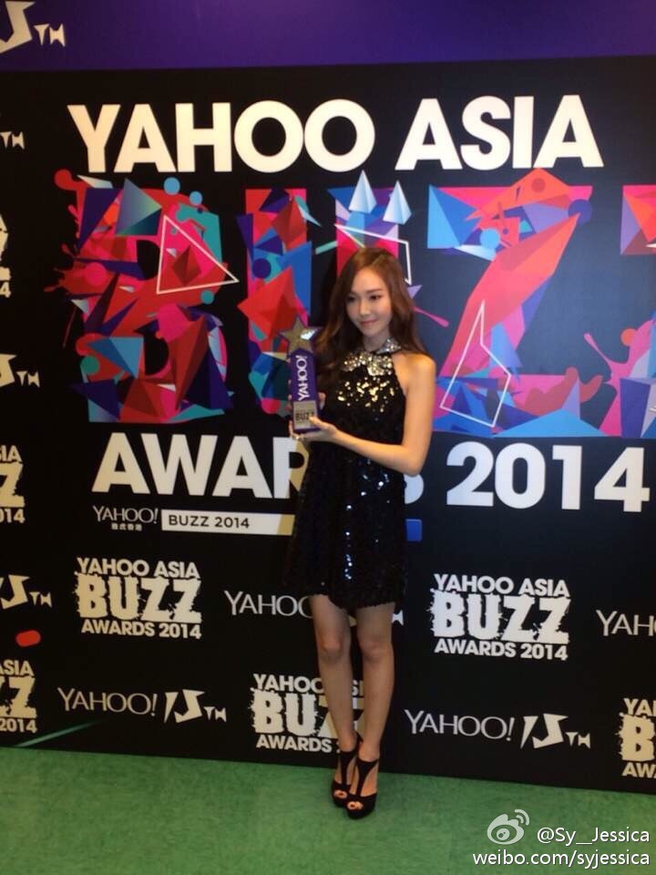 [PIC][07-12-2014]Jessica khởi hành đi Hồng Kông để tham dự "Yahoo Asia Buzz Award 2014" vào sáng nay - Page 2 Tumblr_ngavrguSL81sewbc1o2_1280