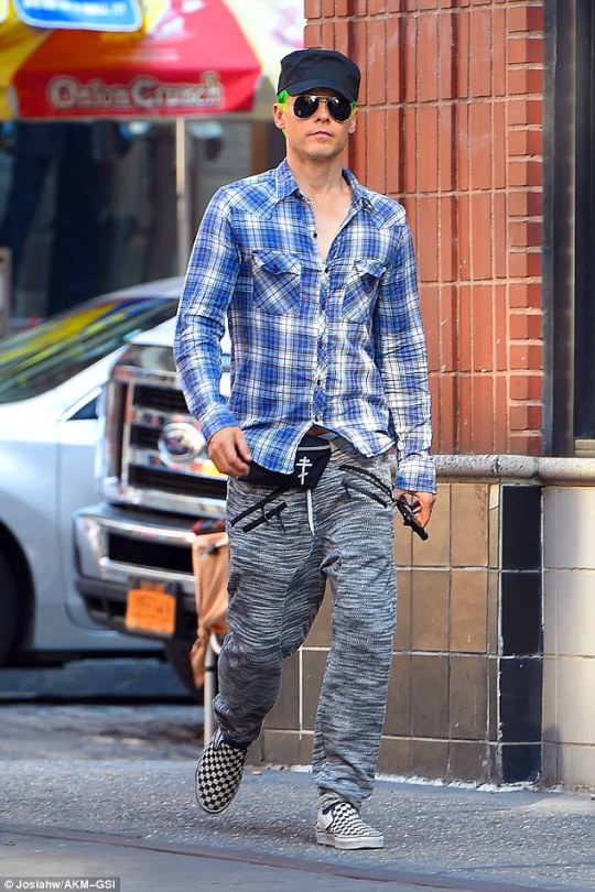 Jared Leto dans les rues de NYC - août 2015 [candids] Tumblr_nsjqcfQyvt1tv0m29o6_540