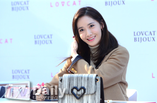 [PIC][24-10-2015]YoonA tham dự buổi fansign cho thương hiệu "LOVCAT" vào chiều nay Tumblr_nwppddyBJK1sewbc1o1_500