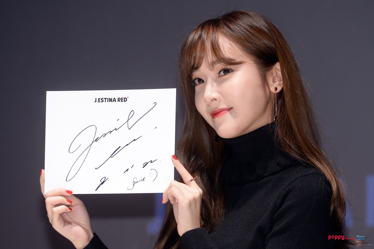 [PIC][07-11-2015]Jessica tham dự buổi Fansign cho dòng mỹ phẩm "J.ESTINA RED" tại "Myeongdong Lotte Cinema" vào chiều nay - Page 2 Tumblr_nxgph01KzZ1tuu6bfo3_1280