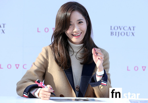 [PIC][24-10-2015]YoonA tham dự buổi fansign cho thương hiệu "LOVCAT" vào chiều nay Tumblr_nwpomph4Pd1sewbc1o1_540