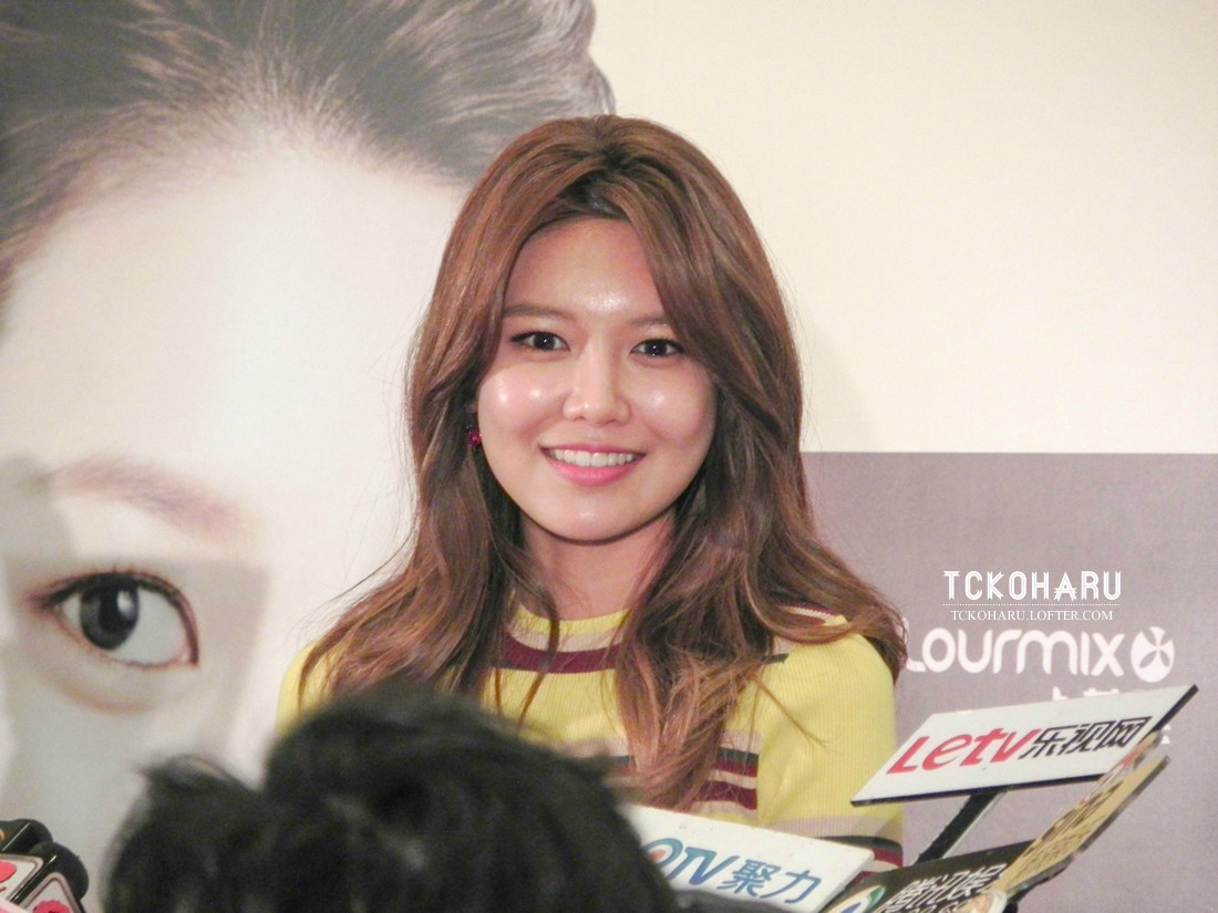 [PIC][04-02-2015]SooYoung xuất phát đi Hồng Kông để tham dự buổi fansign cho thương hiệu mỹ phẩm "LLang" - Page 2 Tumblr_njb1rnpusa1sewbc1o3_1280