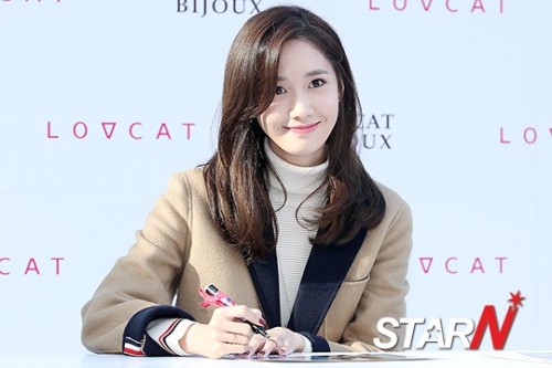 [PIC][24-10-2015]YoonA tham dự buổi fansign cho thương hiệu "LOVCAT" vào chiều nay Tumblr_nwpoyaRY1v1sewbc1o1_500