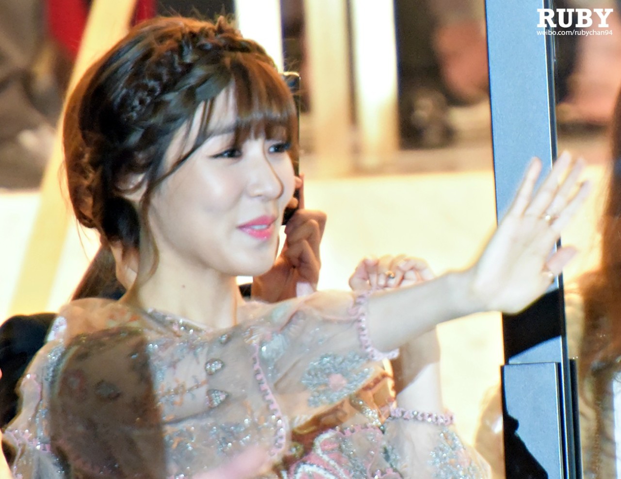 [PIC][04-02-2015]Tiffany khởi hành đi Hồng Kông để tham dự sự kện "Valentino Flagship Grand Opening" vào trưa nay - Page 3 Tumblr_njb239g0dN1sewbc1o2_1280