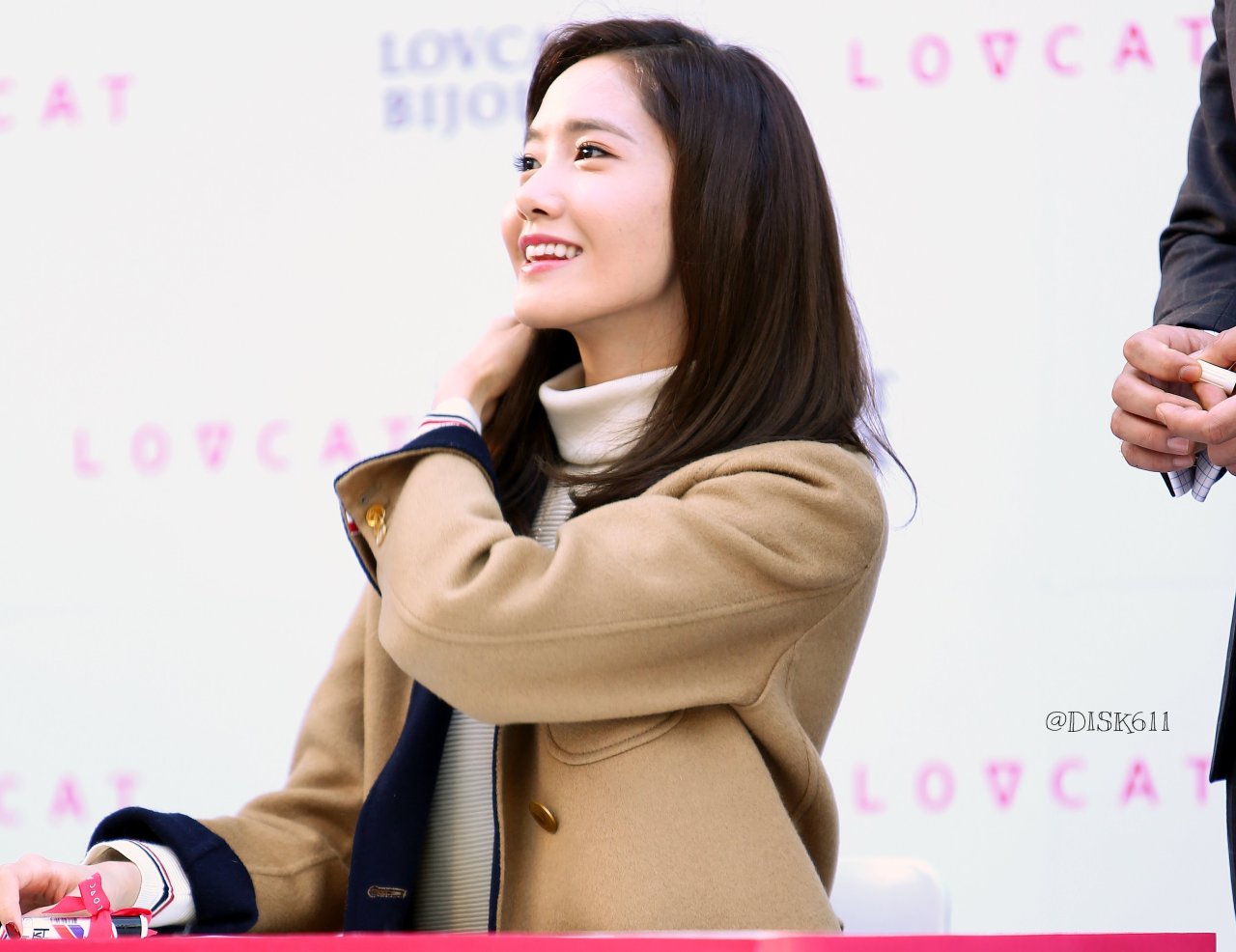 [PIC][24-10-2015]YoonA tham dự buổi fansign cho thương hiệu "LOVCAT" vào chiều nay - Page 2 Tumblr_nwtux7n0Uu1sewbc1o2_1280