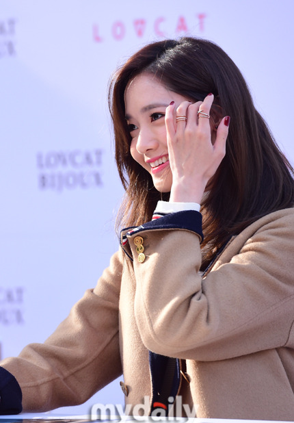 [PIC][24-10-2015]YoonA tham dự buổi fansign cho thương hiệu "LOVCAT" vào chiều nay Tumblr_nwpt0zzGXM1sewbc1o1_500