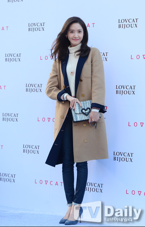 [PIC][24-10-2015]YoonA tham dự buổi fansign cho thương hiệu "LOVCAT" vào chiều nay Tumblr_nwpse5z8YL1sewbc1o1_500