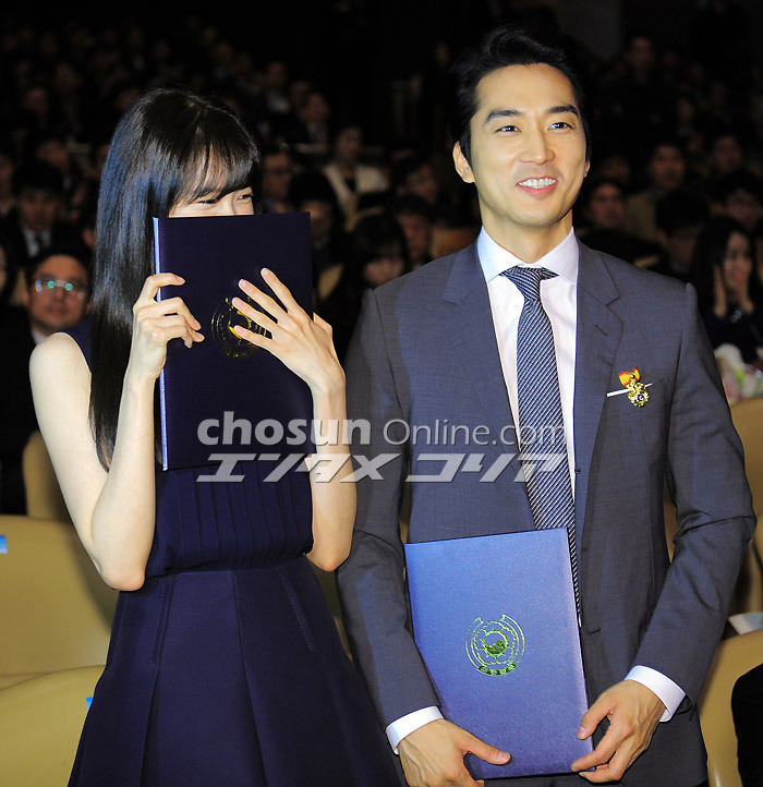 [PIC][03-03-2015]YoonA nhận giải "Best Taxpayers Presidential Award" và nhậm chức đại sứ cho "National Tax Service" vào hôm nay Tumblr_nkmm3y2qtd1sewbc1o2_1280