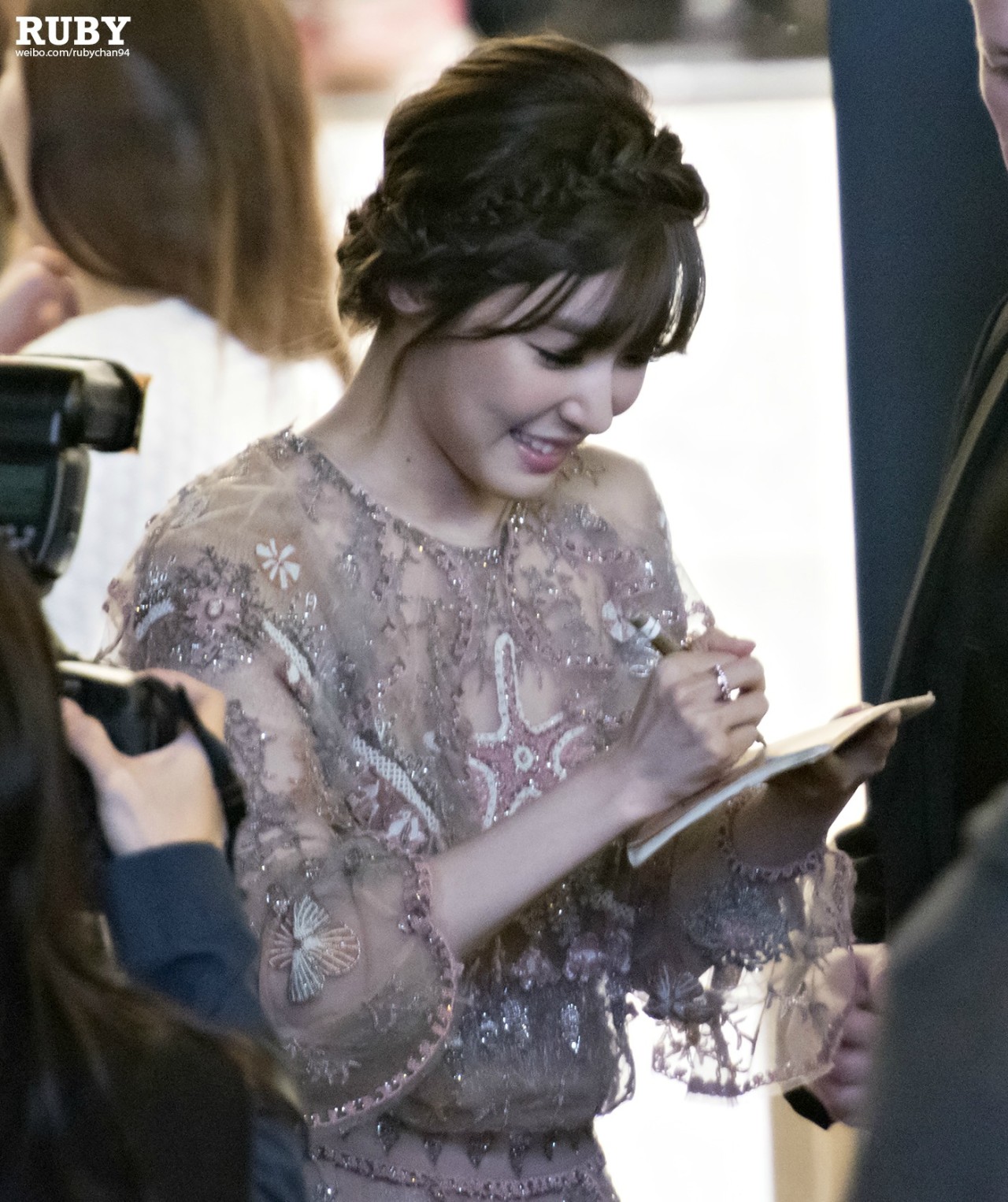 [PIC][04-02-2015]Tiffany khởi hành đi Hồng Kông để tham dự sự kện "Valentino Flagship Grand Opening" vào trưa nay - Page 3 Tumblr_njb289yI1V1sewbc1o2_1280