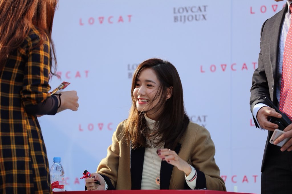 [PIC][24-10-2015]YoonA tham dự buổi fansign cho thương hiệu "LOVCAT" vào chiều nay - Page 5 Tumblr_nwxppdgUZ51sewbc1o2_1280