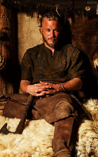 Travis Fimmel Tumblr_nayni7ul5A1rnqz3no2_250