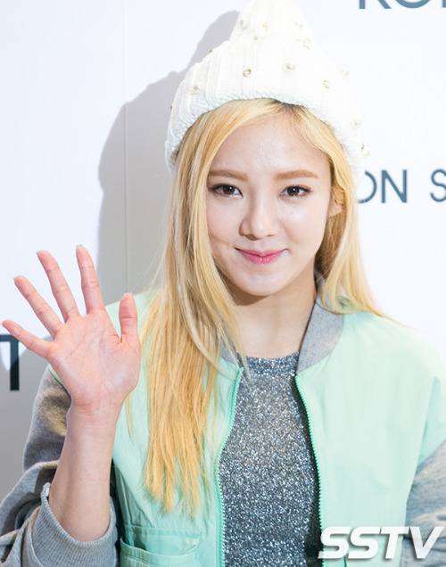 [PIC][29-01-2015]Yuri và HyoYeon tham dự sự kiện "Kolon Sport 2015 S/S Collection" vào chiều nay Tumblr_nixun37hXh1sewbc1o1_500