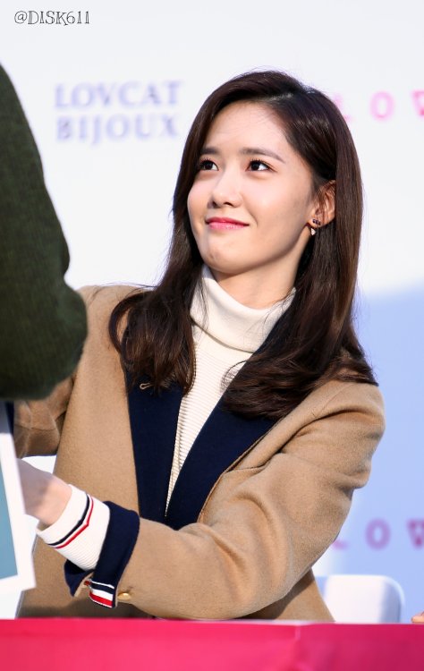 [PIC][24-10-2015]YoonA tham dự buổi fansign cho thương hiệu "LOVCAT" vào chiều nay - Page 2 Tumblr_nwturxqQps1sewbc1o1_500