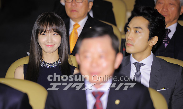 [PIC][03-03-2015]YoonA nhận giải "Best Taxpayers Presidential Award" và nhậm chức đại sứ cho "National Tax Service" vào hôm nay Tumblr_nkmmtmKNm91sewbc1o1_1280