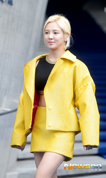 [PIC][20-10-2015]HyoYeon tham dự "HERA SEOUL FASHION WEEK S/S 2016 'KYE'" vào trưa nay Tumblr_nwi6gtZLS31sewbc1o1_500