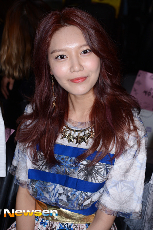 [PIC][23-03-2015]SooYoung tham dự Tuần lễ Thời trang Seoul 2015 của thương hiệu "Steve J & Yoni P" vào chiều nay Tumblr_nlo1tpNOdF1sewbc1o1_500