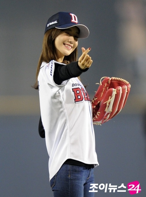 [PIC][21-10-2015]YoonA ném bóng mở màn cho trận đấu bóng chày giữa 2 đội Doosan Bears VS NC Dinos tại SVĐ Jamsil vào chiều nay Tumblr_nwks2ifPqW1sewbc1o1_540