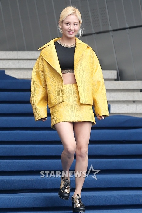 [PIC][20-10-2015]HyoYeon tham dự "HERA SEOUL FASHION WEEK S/S 2016 'KYE'" vào trưa nay Tumblr_nwi3uvcTGj1sewbc1o1_500