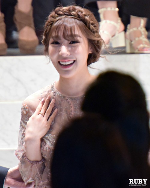 [PIC][04-02-2015]Tiffany khởi hành đi Hồng Kông để tham dự sự kện "Valentino Flagship Grand Opening" vào trưa nay - Page 3 Tumblr_njb1v2prCV1sewbc1o1_500