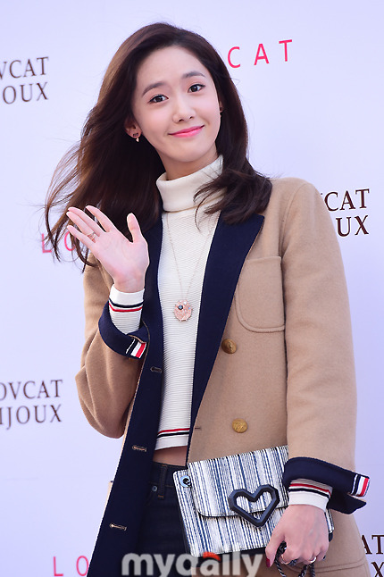 [PIC][24-10-2015]YoonA tham dự buổi fansign cho thương hiệu "LOVCAT" vào chiều nay Tumblr_nwpsxqu7iE1sewbc1o2_500