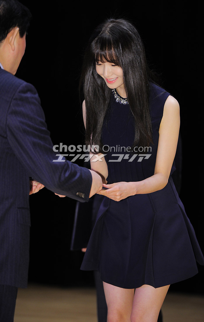 [PIC][03-03-2015]YoonA nhận giải "Best Taxpayers Presidential Award" và nhậm chức đại sứ cho "National Tax Service" vào hôm nay Tumblr_nkmmclHaap1sewbc1o3_1280