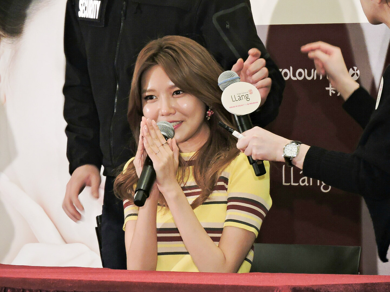 [PIC][04-02-2015]SooYoung xuất phát đi Hồng Kông để tham dự buổi fansign cho thương hiệu mỹ phẩm "LLang" - Page 3 Tumblr_njb0ltsorF1sewbc1o1_1280