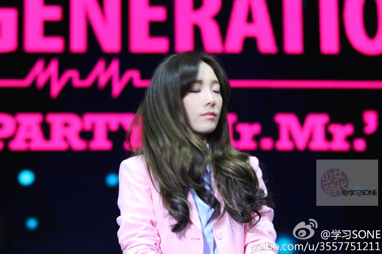 [PIC][29-11-2014]SNSD khởi hành đi Trung Quốc để tham dự "China for GG 1st Fan Party in Bejing" vào sáng nay - Page 8 Tumblr_nfymw54sw41sewbc1o2_1280