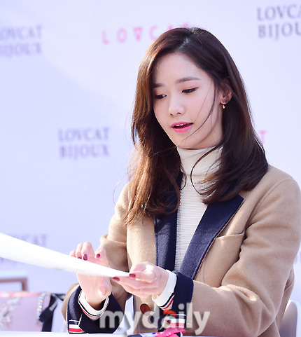 [PIC][24-10-2015]YoonA tham dự buổi fansign cho thương hiệu "LOVCAT" vào chiều nay Tumblr_nwpsmisUcN1sewbc1o1_500